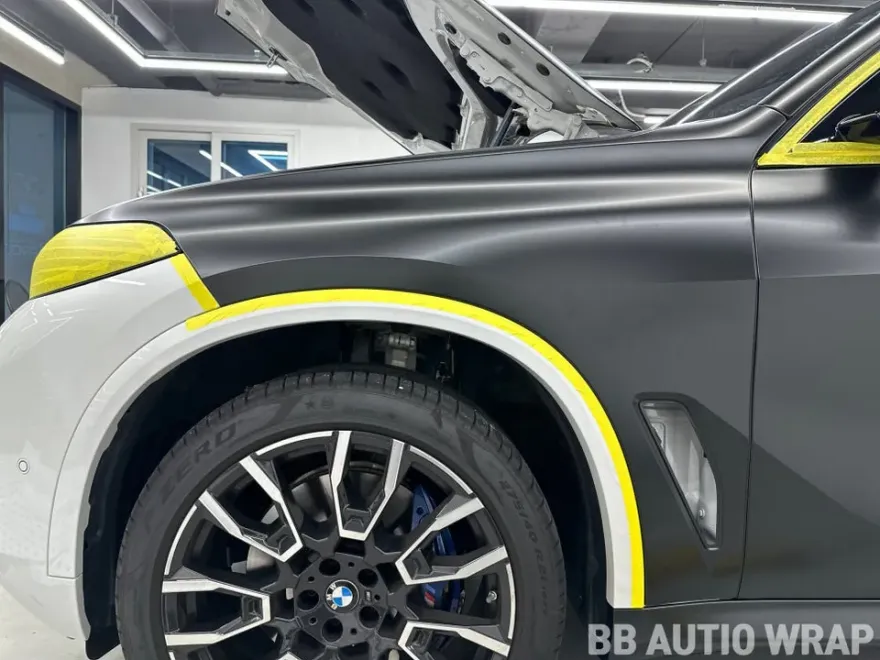 BMW X5 G05のカーラッピング事例：3Mサテンブラック 施工写真 2-2