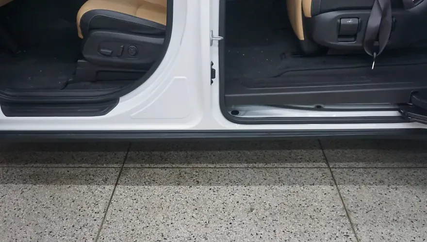 Kia Carnival KA4 body kit - Kia Carnival KA4 Body Kit Installation Review photo 4