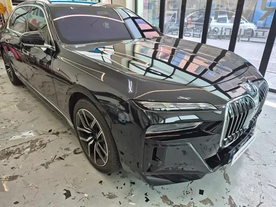 BMW 7 Seriesのカーラッピング事例|デュオトーンで高級感UP 施工写真 2-1