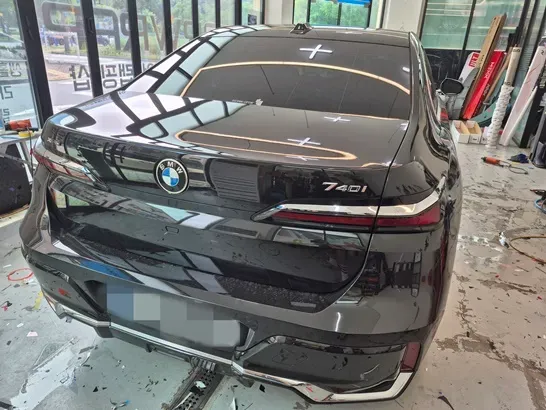 BMW 7 Seriesのカーラッピング事例|デュオトーンで高級感UP 施工写真 1-2