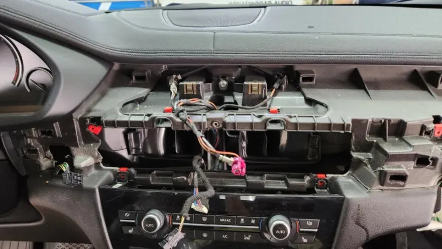 BMW X6 F16のAndroid Auto・CarPlay取付事例 施工写真 2-1