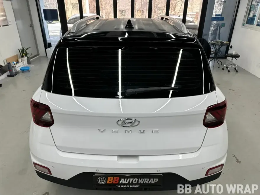 Hyundai Venueのカーラッピング事例|費用目安・仕上がり 施工写真 2-1