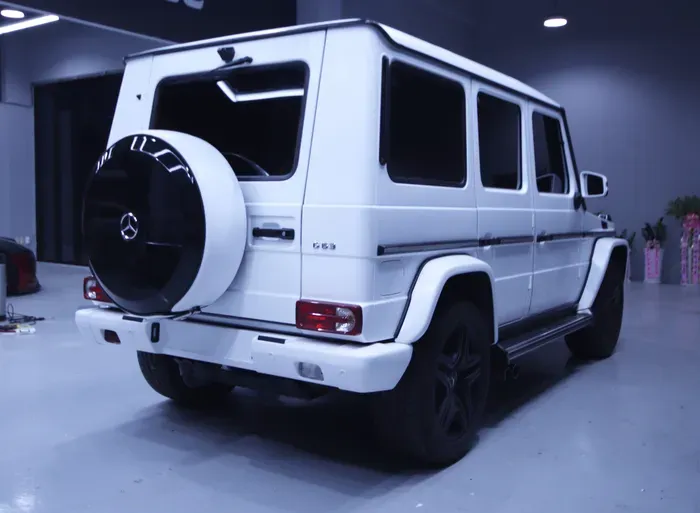 Mercedes-Benz G63 AMGのカーラッピング事例｜サテンホワイト 施工写真 2-3