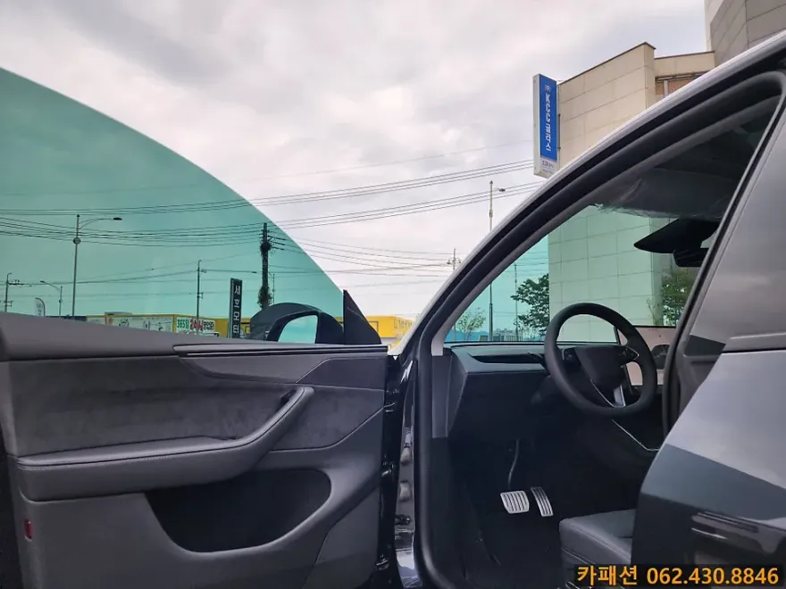 Tesla Model Yのカーフィルム施工事例｜費用目安・仕上がり 施工写真 1-3