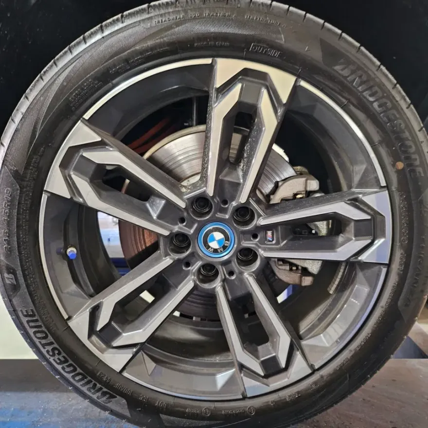 BMW iX1のホイールリペア・塗装事例 施工写真 1-2