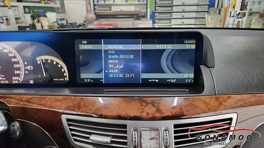 Mercedes-Benz S-ClassのAndroid Auto・CarPlay取付事例 施工写真 2-2