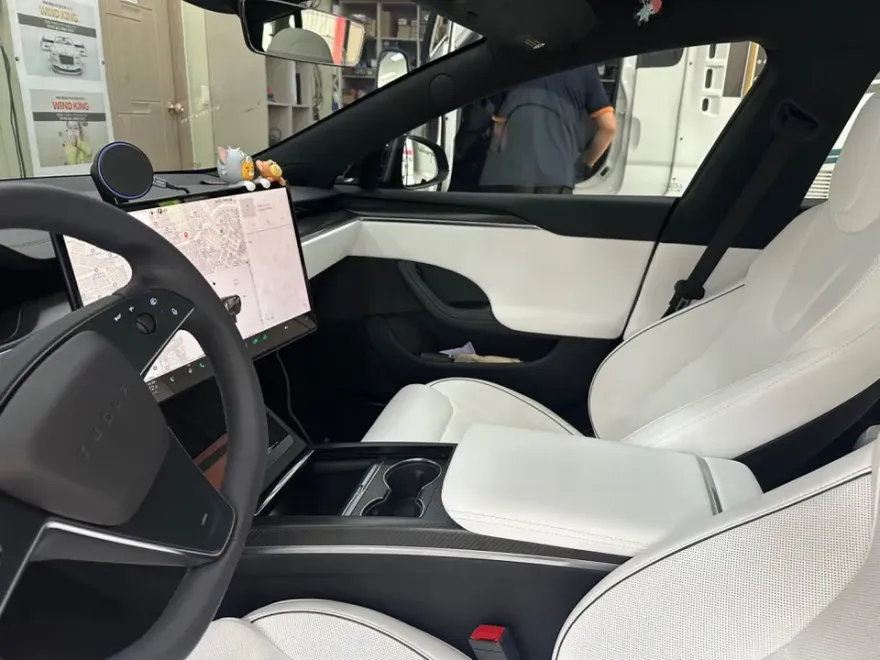 Tesla Model Sのカーオーディオ施工事例 施工写真 2-1