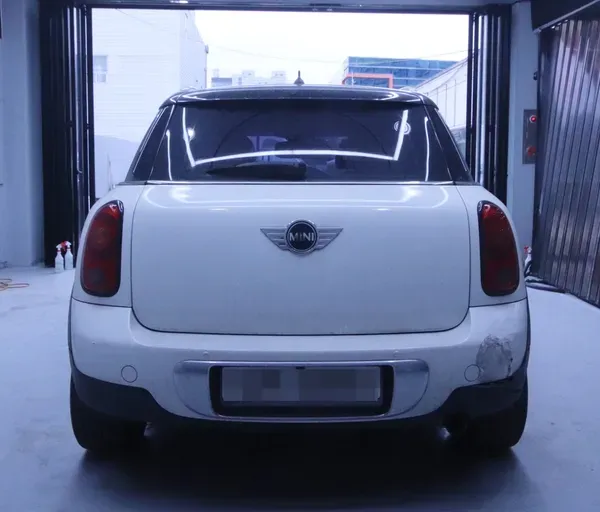MINI Countrymanのカーラッピング事例|高光沢ホワイトの仕上がり 施工写真 2-1
