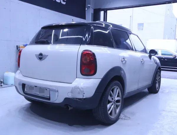 MINI Countrymanのカーラッピング事例|高光沢ホワイトの仕上がり 施工写真 3-1