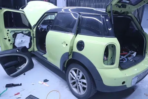 MINI Countrymanのカーラッピング事例|高光沢ホワイトの仕上がり 施工写真 4-1