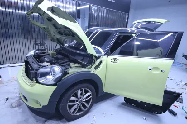 MINI Countrymanのカーラッピング事例|高光沢ホワイトの仕上がり 施工写真 1-2