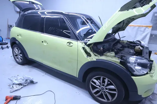 MINI Countrymanのカーラッピング事例|高光沢ホワイトの仕上がり 施工写真 2-2