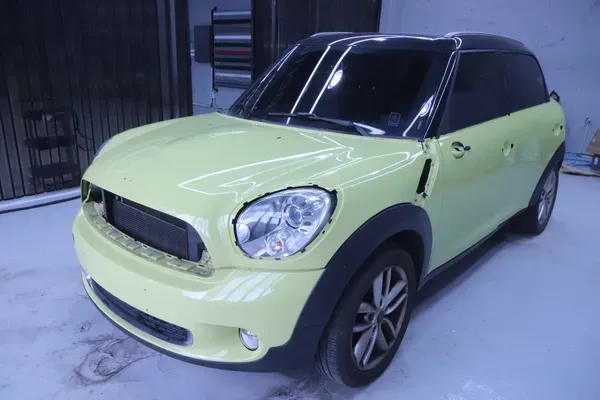 MINI Countrymanのカーラッピング事例|高光沢ホワイトの仕上がり 施工写真 3-2