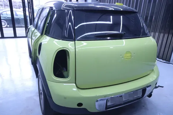 MINI Countrymanのカーラッピング事例|高光沢ホワイトの仕上がり 施工写真 4-2