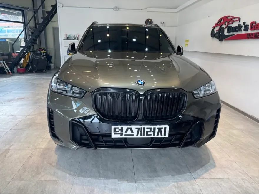 BMW X5のカーラッピング事例｜サテンブラックで洗練された印象に 施工写真 1-1