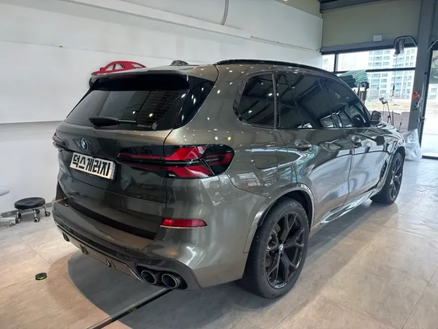 BMW X5のカーラッピング事例｜サテンブラックで洗練された印象に 施工写真 2-1