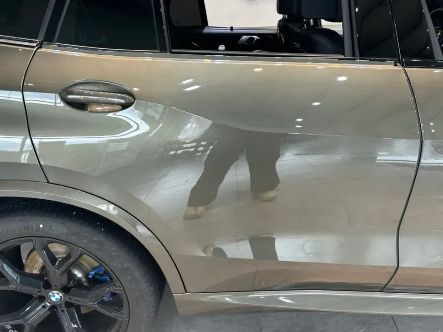 BMW X5のカーラッピング事例｜サテンブラックで洗練された印象に 施工写真 3-1