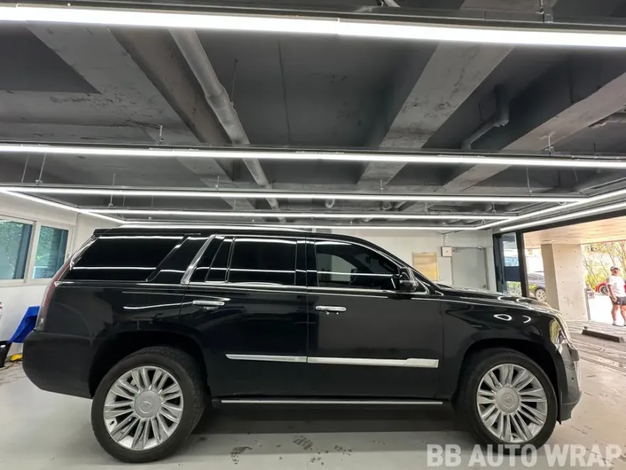 Cadillac Escaladeのカーラッピング事例|クロームパーツの印象チェンジ 施工写真 2-1