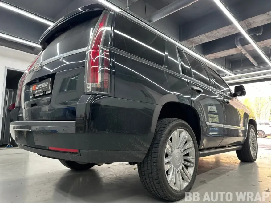 Cadillac Escaladeのカーラッピング事例|クロームパーツの印象チェンジ 施工写真 3-1