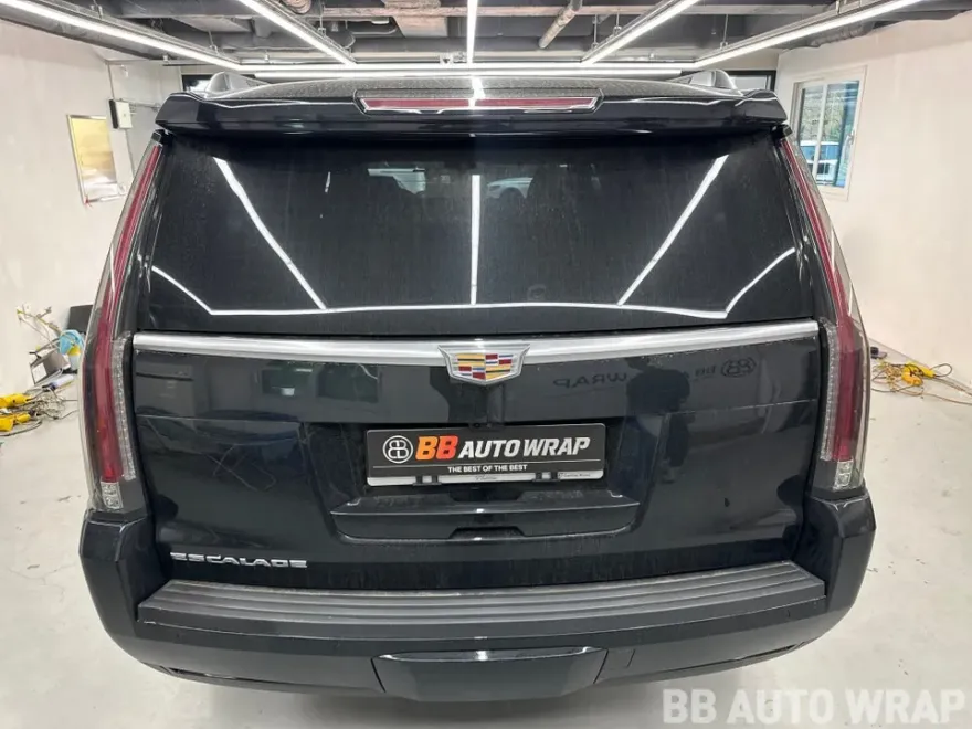 Cadillac Escaladeのカーラッピング事例|クロームパーツの印象チェンジ 施工写真 1-2