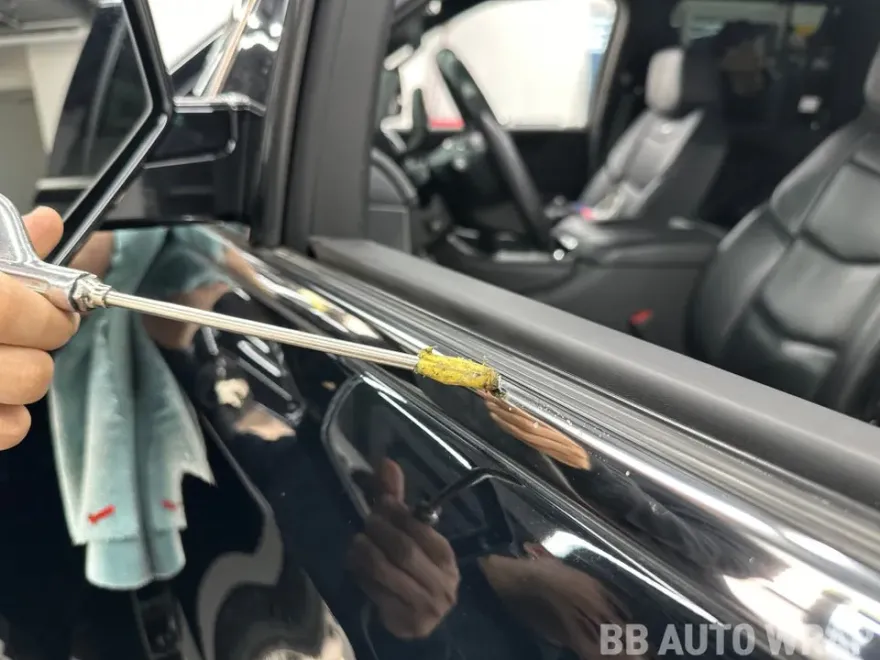 Cadillac Escaladeのカーラッピング事例|クロームパーツの印象チェンジ 施工写真 1-3