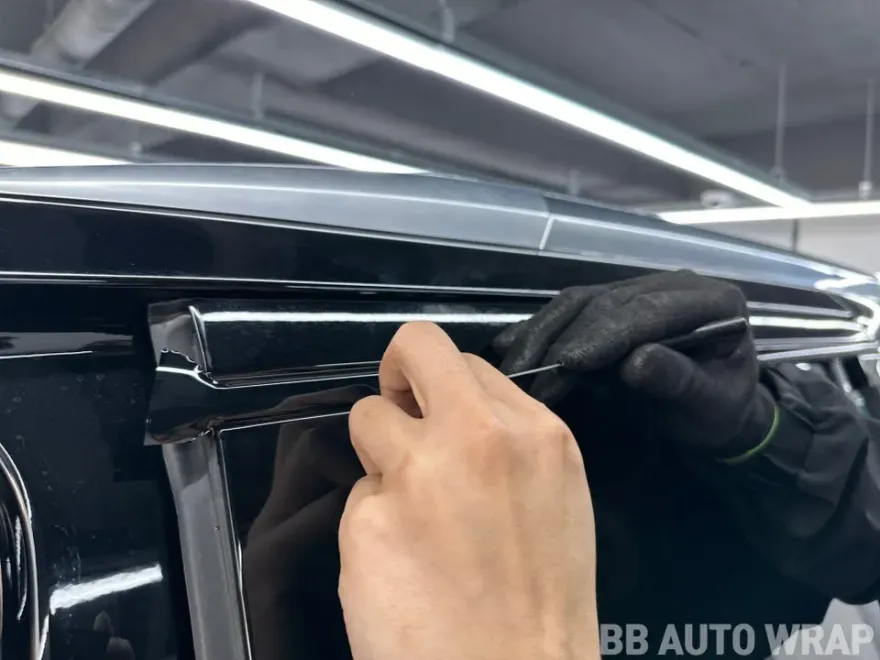 Cadillac Escaladeのカーラッピング事例|クロームパーツの印象チェンジ 施工写真 3-3