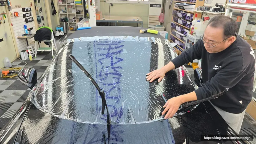 ポルシェ 911 カレラ PPF施工事例|フロントガラス保護 施工写真 2-1