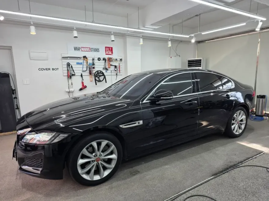 Jaguar XFのカーラッピング事例|クローム除去とカーボン調 施工写真 2-1