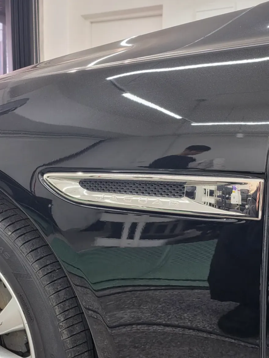 Jaguar XFのカーラッピング事例|クローム除去とカーボン調 施工写真 3-1