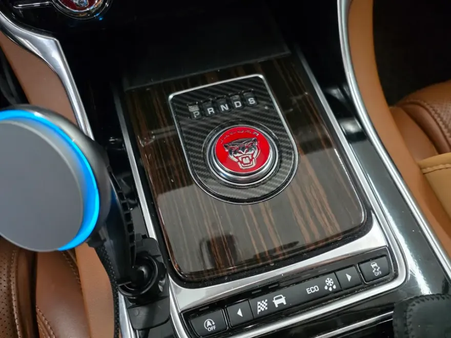 Jaguar XFのカーラッピング事例|クローム除去とカーボン調 施工写真 3-2