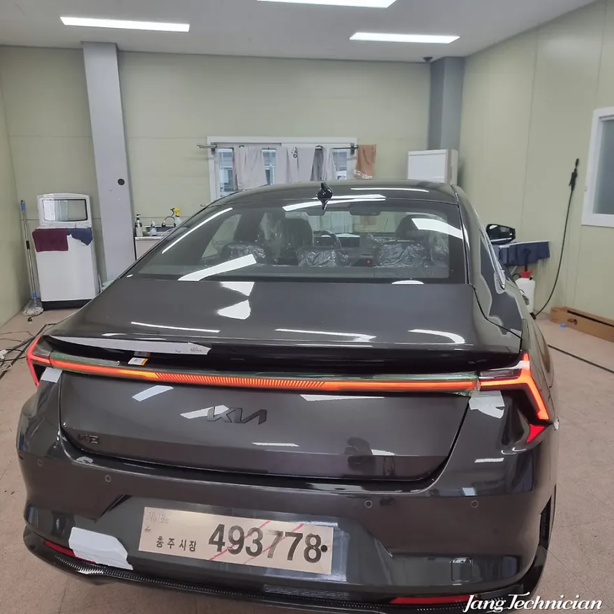 Kia K8のカーフィルム施工事例:ユニークな反射フィルム 施工写真 1-2