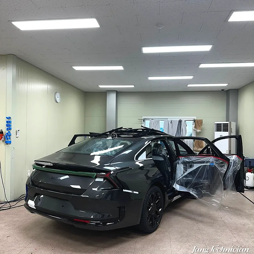 Kia K8のカーフィルム施工事例:ユニークな反射フィルム 施工写真 2-2
