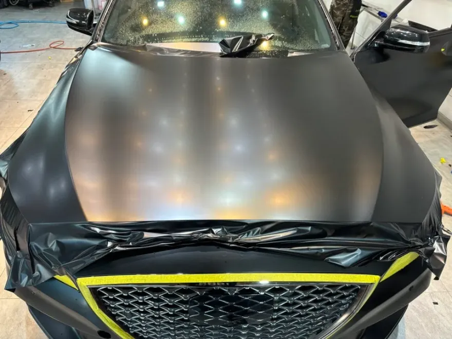 Genesis G80のカーラッピング事例|サテンブラックの仕上がり 施工写真 1-2
