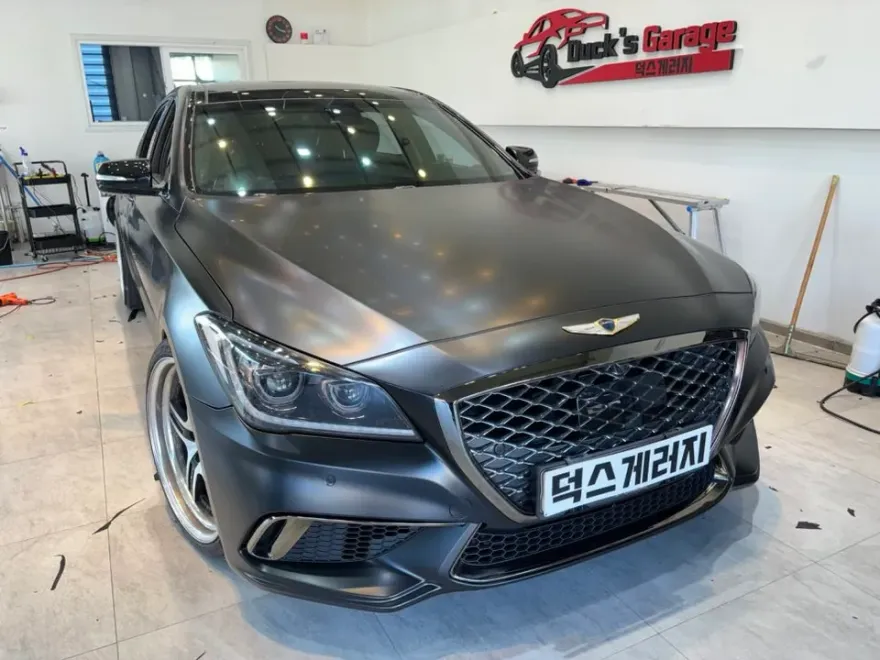 Genesis G80のカーラッピング事例|サテンブラックの仕上がり 施工写真 2-3