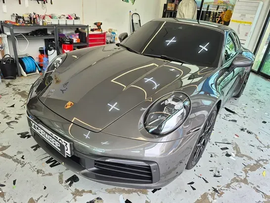 ポルシェ911のPPF施工事例|フロントガラス保護 施工写真 2-1