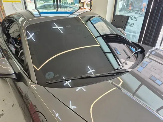 ポルシェ911のPPF施工事例|フロントガラス保護 施工写真 3-1