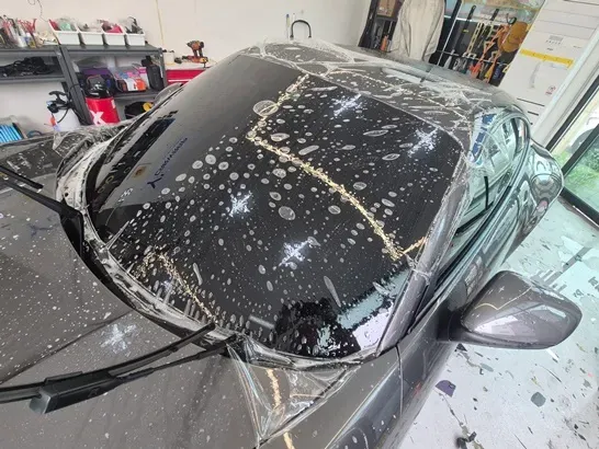 ポルシェ911のPPF施工事例|フロントガラス保護 施工写真 3-2