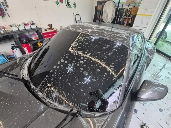 ポルシェ911のPPF施工事例|フロントガラス保護 施工写真 2-3