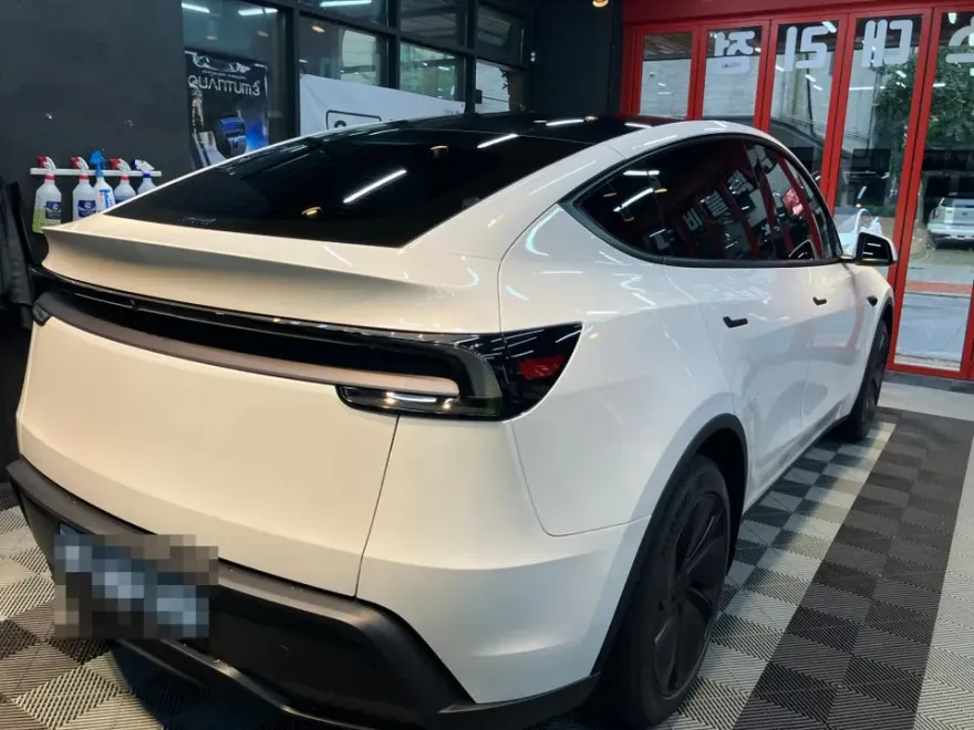 Tesla Model Yのカーフィルム施工事例|費用目安・仕上がり 施工写真 4-1