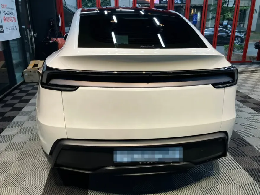 Tesla Model Yのカーフィルム施工事例|費用目安・仕上がり 施工写真 1-2