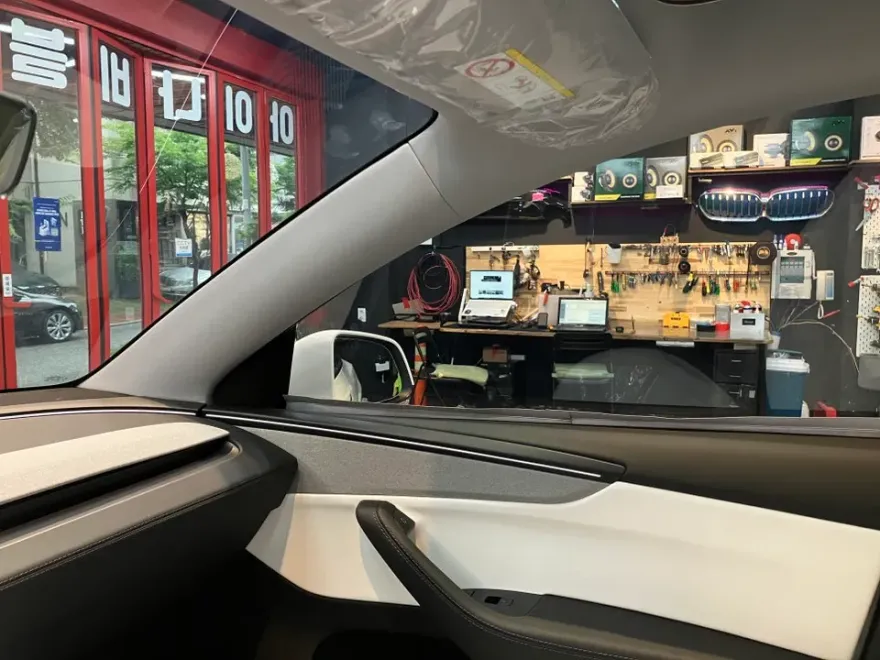 Tesla Model Yのカーフィルム施工事例|費用目安・仕上がり 施工写真 1-3
