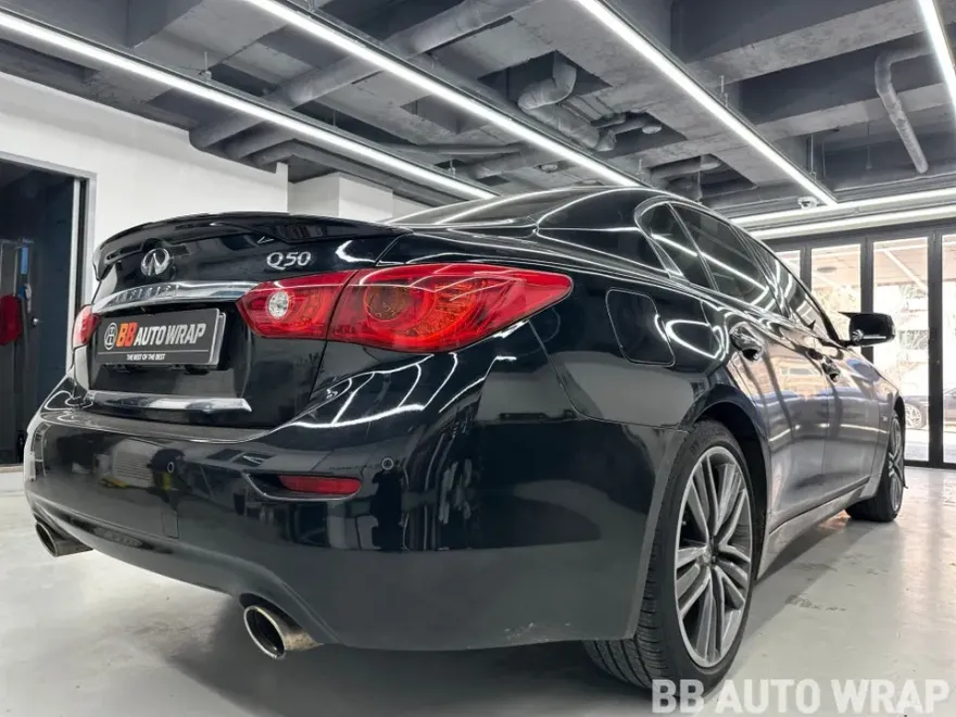 Infiniti Q50 PPF施工事例:リアランプのトーンダウン 施工写真 2-1