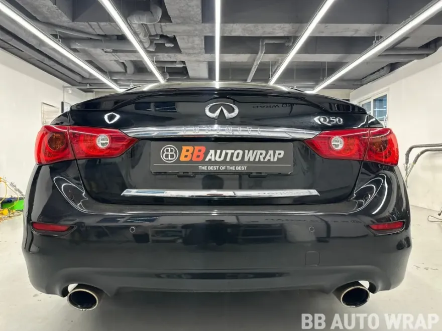Infiniti Q50 PPF施工事例:リアランプのトーンダウン 施工写真 3-1