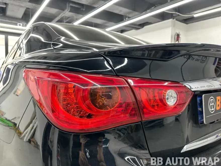 Infiniti Q50 PPF施工事例:リアランプのトーンダウン 施工写真 1-2