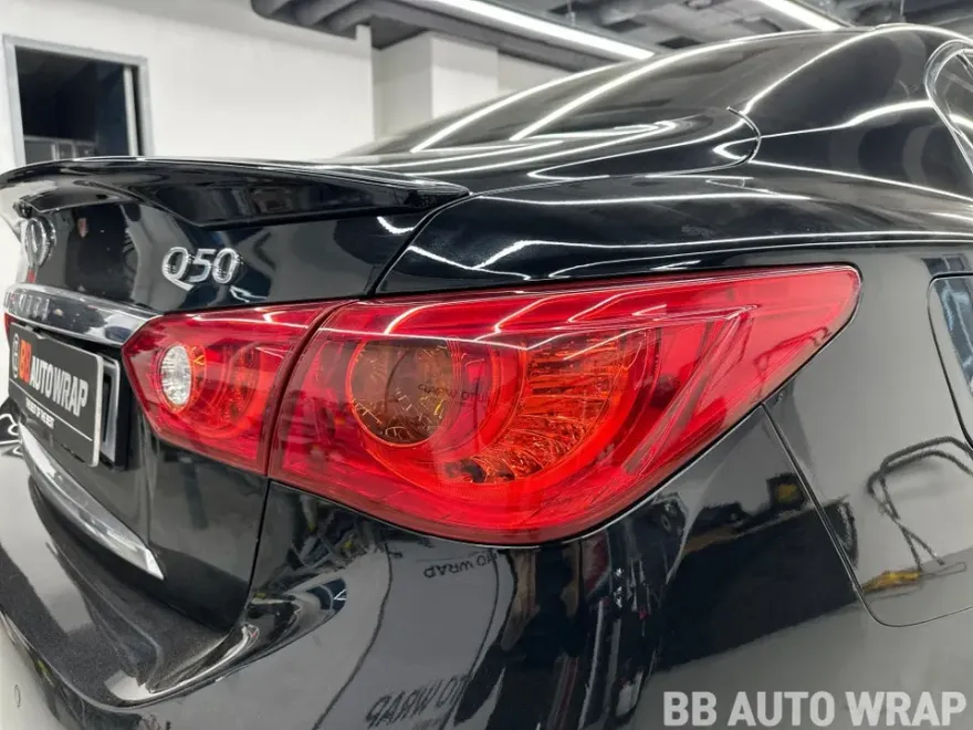Infiniti Q50 PPF施工事例:リアランプのトーンダウン 施工写真 2-2