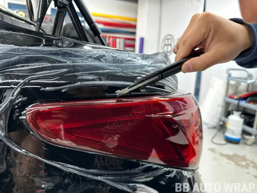 Infiniti Q50 PPF施工事例:リアランプのトーンダウン 施工写真 2-3