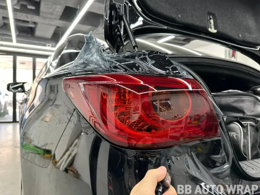Infiniti Q50 PPF施工事例:リアランプのトーンダウン 施工写真 3-3