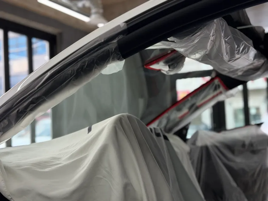 Tesla Model Yのカーフィルム施工事例｜透明性と耐久性 施工写真 2-1