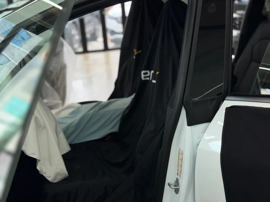 Tesla Model Yのカーフィルム施工事例｜透明性と耐久性 施工写真 3-1