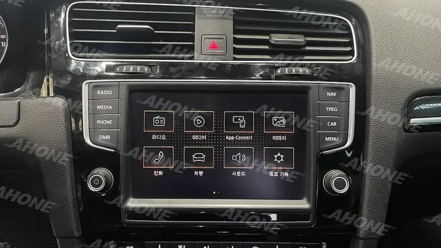 Volkswagen Golf 7th GenのAndroid Auto・CarPlay取付事例 施工写真 2-2